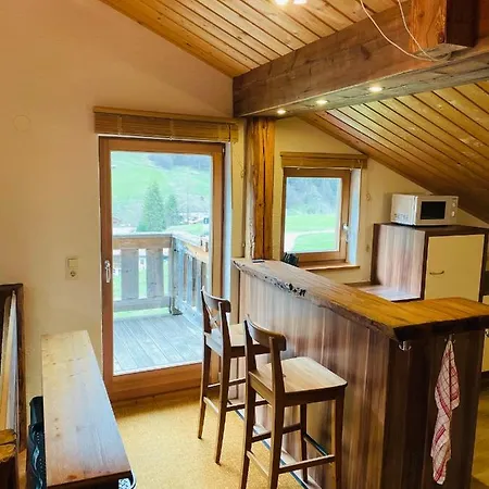 Uriges Alpen-apartment Stefan Juen 아파트 시